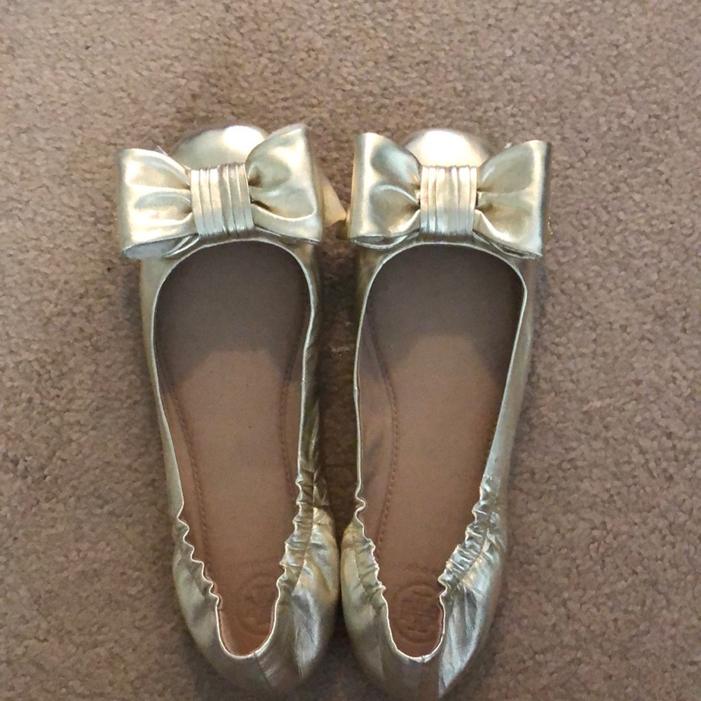 NWOT Tory Burch gold bow flats